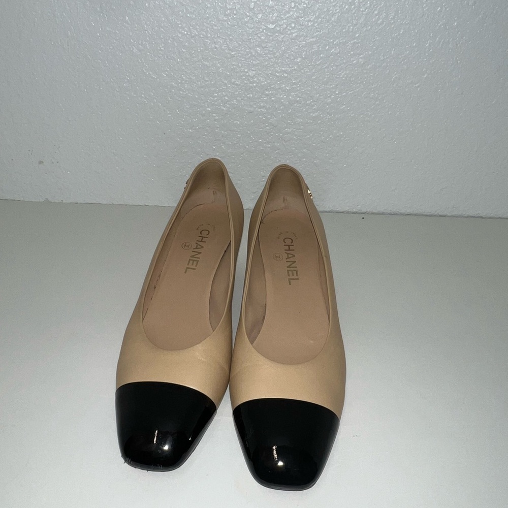 CHANEL Cream and Black Flats with Classic Two-Tone Design